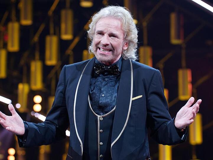 Moderator Thomas Gottschalk steht auf der Bühne. Foto: Henning Kaiser/dpa/Archivbild