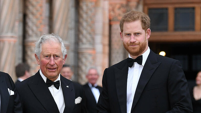 Prinz Charles mit seinem zweiten Sohn, Prinz Harry. Das Verhältnis der beiden soll nach den neuen Anschuldigungen von Harry sehr angespannt sein.