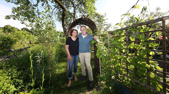 Drei Jahre werkeln und erholen sie sich schon ihrem Schwabinger Gartenidyll: Sieglinde Augustin (52) und Walter Hasenfuß (58) in ihrer Parzelle im Luitpoldpark.
