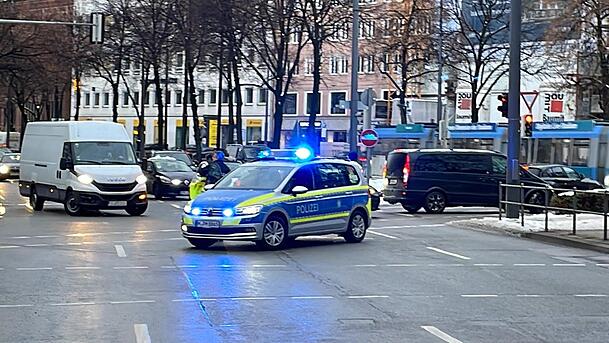 Die Polizei leitete den Richtung Innenstadt fließenden Verkehr auf Höhe der Josephspitalstraße in die Landwehrstraße ab. Die Polizei leitete den Richtung Innenstadt fließenden Verkehr auf Höhe der Josephspitalstraße in die Landwehrstraße ab.