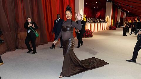 Rihanna zeigt ihren Babybauch auf dem champagnerfarbenen Teppich bei den Academy Awards.