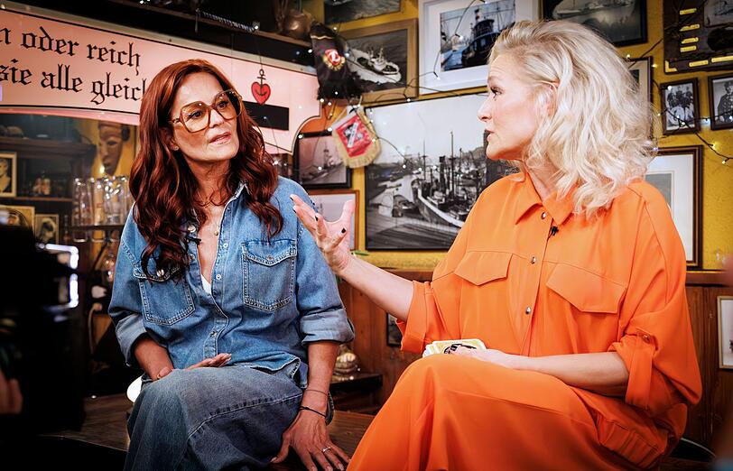 Andrea Berg (links) stellte sich bei "Inas Nacht" den sehr direkten Fragen von Ina M&uuml;ller.