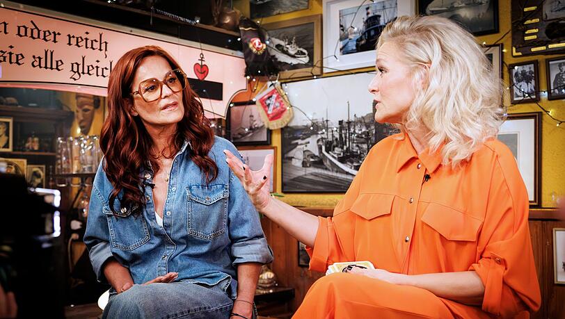 Andrea Berg (links) stellte sich bei "Inas Nacht" den sehr direkten Fragen von Ina Müller. Andrea Berg (links) stellte sich bei "Inas Nacht" den sehr direkten Fragen von Ina Müller.