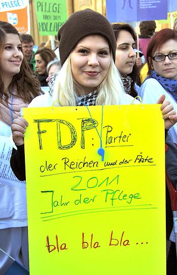 Am Mittwoch demonstrieren laut Bayerischer Arbeitsgemeinschaft zur Förderung der Pflegeberufe rund 3.000 Menschen für bessere Rahmenbedingungen in der Pflege. In vielen Einrichtungen soll bereits Pflegenotstand herrschen.