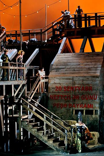 Für die &bdquo;Walküre&ldquo; baute Castorfs Bühnenbildner Aleksandar Denic einen historischen Ölförderturm aus der Zeit um 1900 nach.