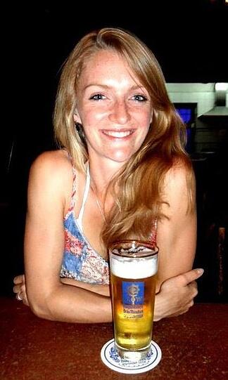 Zum Anderen ist Janina sportbegeistert: Pilates, Yoga, Kickboxen, Klettern und Tanzen stehen bei ihr hoch im Kurs.