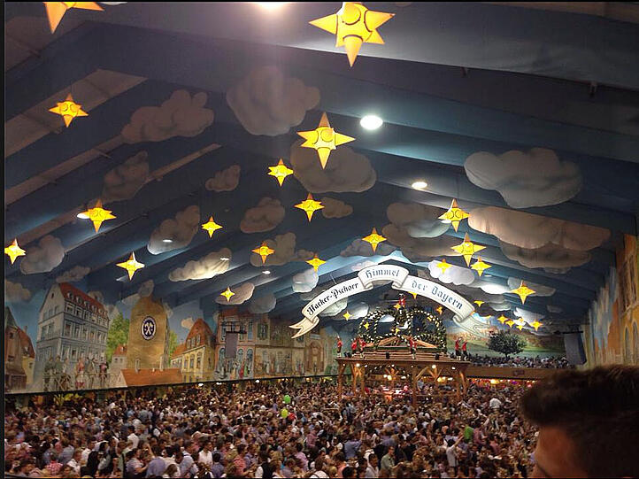 Die Löwen auf der Wiesn: Hier knipst Hertner den Himmel der Bayern im Hacker-Festzelt.