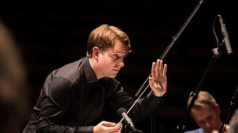 Clemens Schuldt dirigiert das Münchener Kammerorchester.