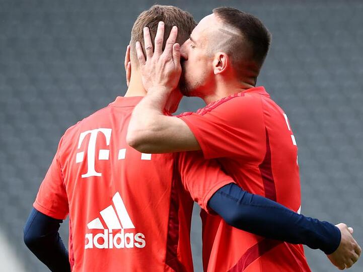 Die Bayern-Stars Joshua Kimmich (l) und Franck Ribéry scherzen beim Abschlusstraining.