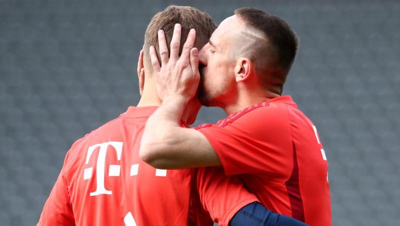 Die Bayern-Stars Joshua Kimmich (l) und Franck Ribéry scherzen beim Abschlusstraining. Die Bayern-Stars Joshua Kimmich (l) und Franck Ribéry scherzen beim Abschlusstraining.