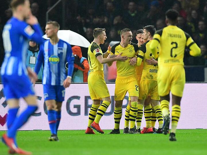 Dortmunds Spieler bejubeln den späten Siegtreffer zum 3:2 durch Marco Reus.