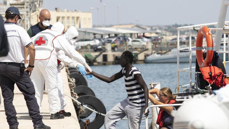 Migranten verlassen im Hafen von Pozzallo auf Sizilien ein Rettungsschiff. Migranten verlassen im Hafen von Pozzallo auf Sizilien ein Rettungsschiff.