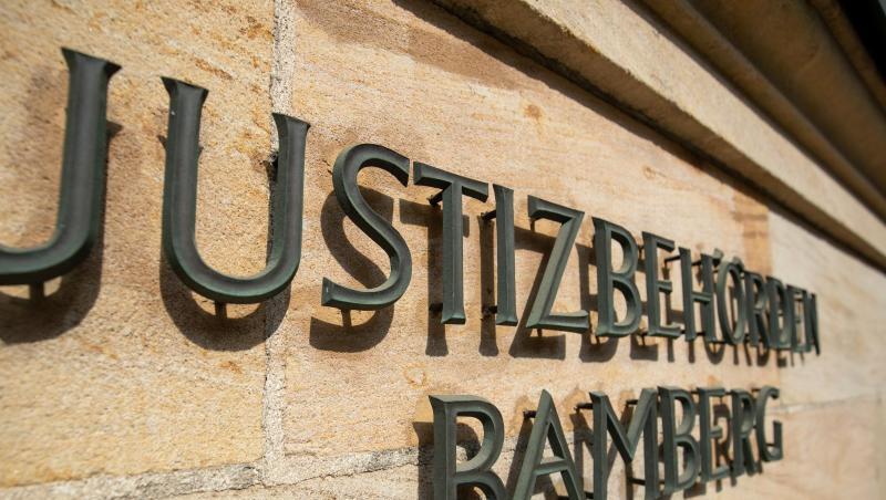"Justizbehörden Bamberg" steht an der Außenfassade am Landgericht Bamberg. Foto: Daniel Karmann/Archivbild