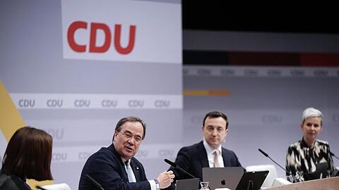 Die CDU-BUndestagsabgeordnete Yvonne Magwas, Armin Laschet, Generalsekretär Paul Ziemiak und Parteivize Silvia breher auf dem Podium in Berlin.
