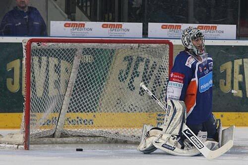 Jeder Schuss ein Treffer: Der glücklose Tiegers-Keeper Patrick Ehelechner kassierte gestern gegen die Hamburg Freezers fünf Gegentreffer in Folge.