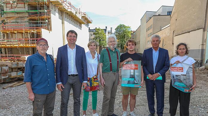 Stefan Sasse (l.) war der letzte Mieter, der hier wohnte. Marianne Ott-Meimberg und ihr Mann leben inzwischen fast alleine in ihrem Haus. An der Türkenstraße hören sich SPD-Chef Florian von Brunn (zweiter von links) und OB Dieter Reiter Geschichten über Gentrifizierung an.