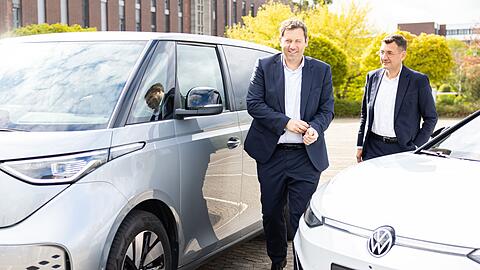 Der SPD-Bundesvorsitzende Lars Klingbeil (l) besucht das Volkswagen-Stammwerk in Wolfsburg.