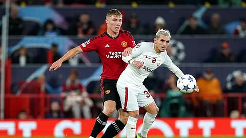 Rasmus Hojlund (l) und Lucas Torreira im Zweikampf um den Ball.