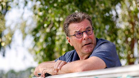 Dieter Hecking, Sportvorstand des 1. FC Nürnberg, beobachtet das Training. Sein Halbzeit-Fazit dieser Saison fällt positiv aus.