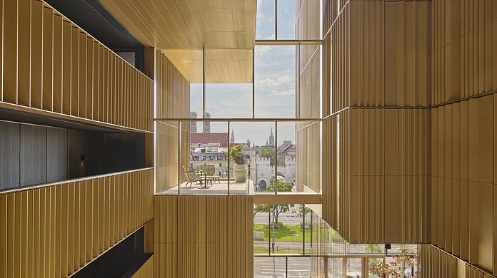 Das Atrium ist 25 Meter hoch und komplett in Gold gehalten. Auch die Balkone rechts und links. Die Terrasse vorne gehört zu einer Suite.