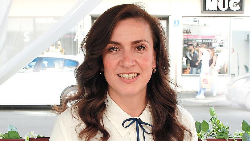 Magdalena Rogl lebt gemeinsam mit ihren beiden Söhnen im Gärtnerplatzviertel. Hier sitzt sie in einem ihrer Lieblingsrestaurants, dem rein veganen Akimy an der Corneliusstraße.
