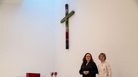 Pfarrerin Stefanie Lauterbach (l) und Pr&auml;dikantin Eva-Maria Mauerer stehen am Altar im Innenraum der neuen Kirche.
