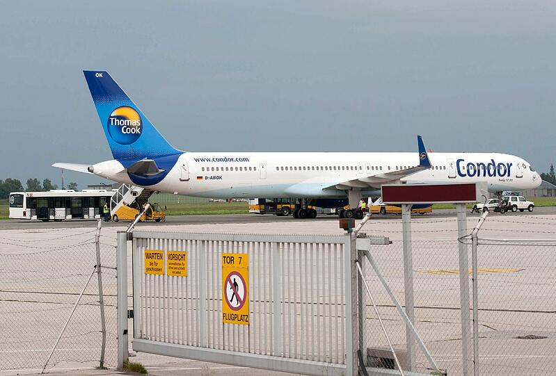 Musste am Samstag in Linz notlanden: Eine Boeing 757 von Condor. Sie war in Frankfurt gestartet und hatte kurz vor München Rauch an Bord gemeldet, konnte dort aber wegen eines Gewitters nicht landen.