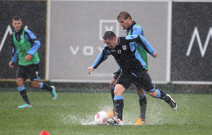 "Land unter" in Belek. Nach gut einer Stunde Training war Schluss. Der Regen setzte den Rasen komplett unter Wasser und Alexander Schmidt brach das Training ab.