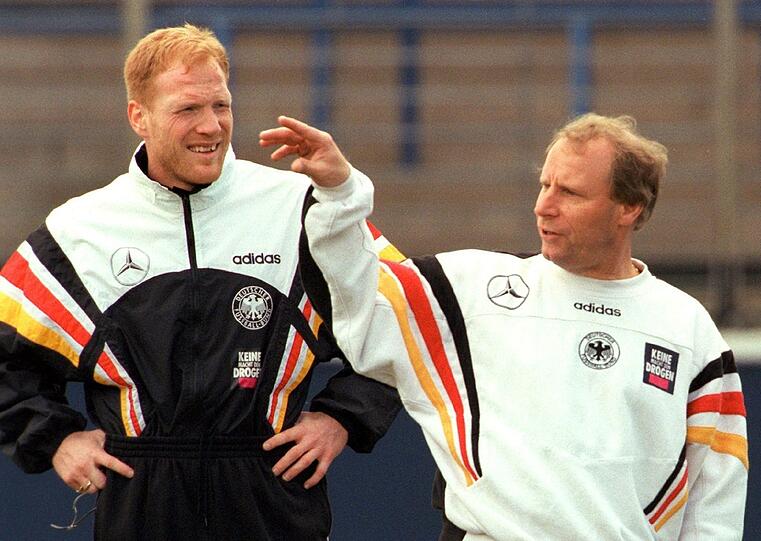 Vogts, hier 1996 mit Matthias Sammer, war von 1990 bis 1998 Bundestrainer. Er gewann den EM&ndash;Titel 1996 und trat gut drei Monate nach dem Viertelfinal-Aus bei der WM 1998 zurück.