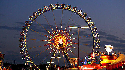 Die Wiesn - Ein Genuss, meint Arno Makowsky. Die Wiesn - Ein Genuss, meint Arno Makowsky.