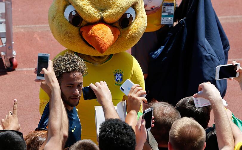Bunt und lebendig: Fußball-Fans aus aller Herren Länder bevölkern während der WM die russischen Städte.