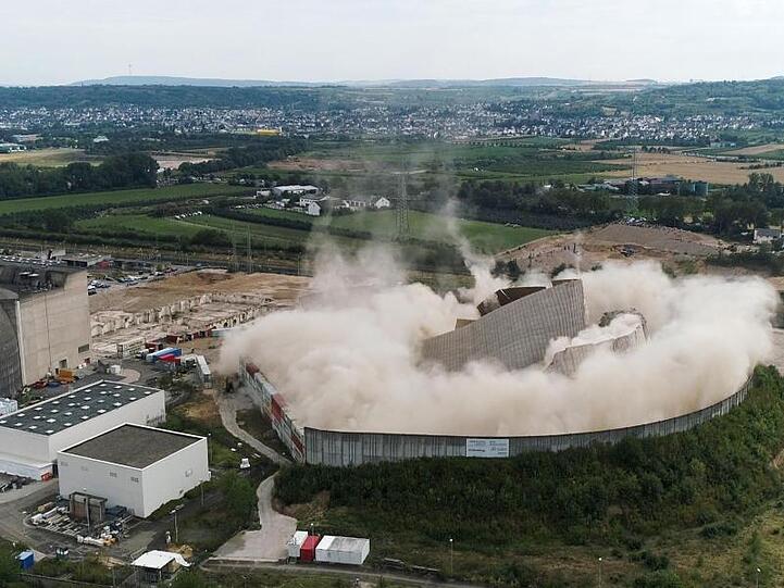 Über 30 Jahre, nachdem der Meiler nach nur 13 Monaten Laufzeit vom Netz ging, ist das einst 160 Meter hohe Betonkonstrukt Geschichte.