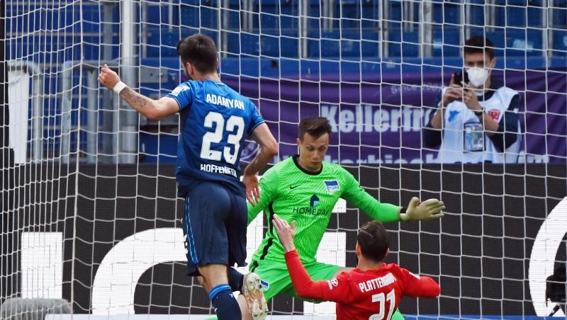 Hoffenheims Sargis Adamyan (l) erzielt gegen Hertha-Schlussmann Schwolow den Treffer zum 1:1-Ausgleich.