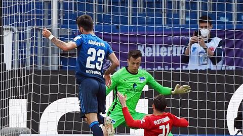 Hoffenheims Sargis Adamyan (l) erzielt gegen Hertha-Schlussmann Schwolow den Treffer zum 1:1-Ausgleich.
