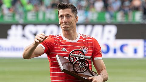 Münchens Robert Lewandowski hält die Kicker-Torjägerkanone in den Händen.
