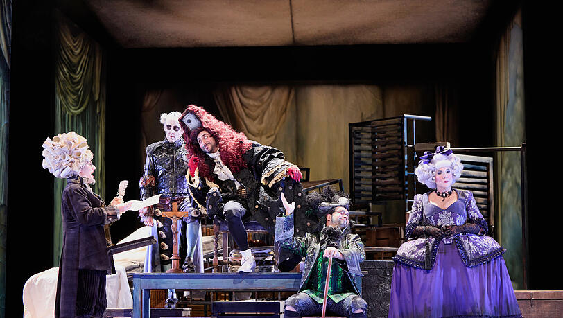 Jeremy Boulton (Zettelkopf), Juan Carlos Falcón (Bazillus), Timos Sirlantzis (Don Guzman di Stibizia), Levente Páll (Bartholo) und Anna Agathonos (Marcelline) in der Gerichtsszene der Oper „Der tollste Tag“ im Gärtnerplatztheater.