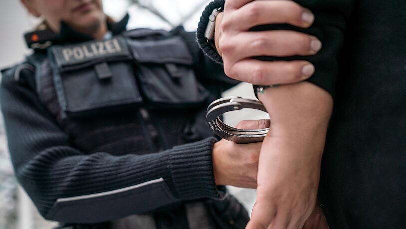Bei einem 52-J&auml;hrigen klickten am M&uuml;nchner Flughafen die Handschellen. (Symbolbild)