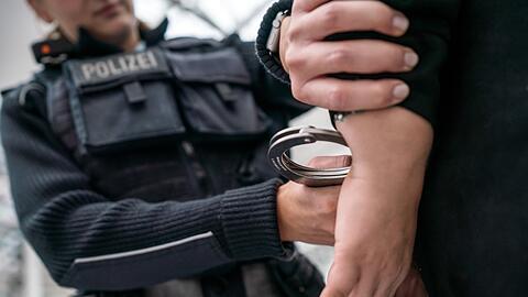 Bei einem 52-J&auml;hrigen klickten am M&uuml;nchner Flughafen die Handschellen. (Symbolbild)