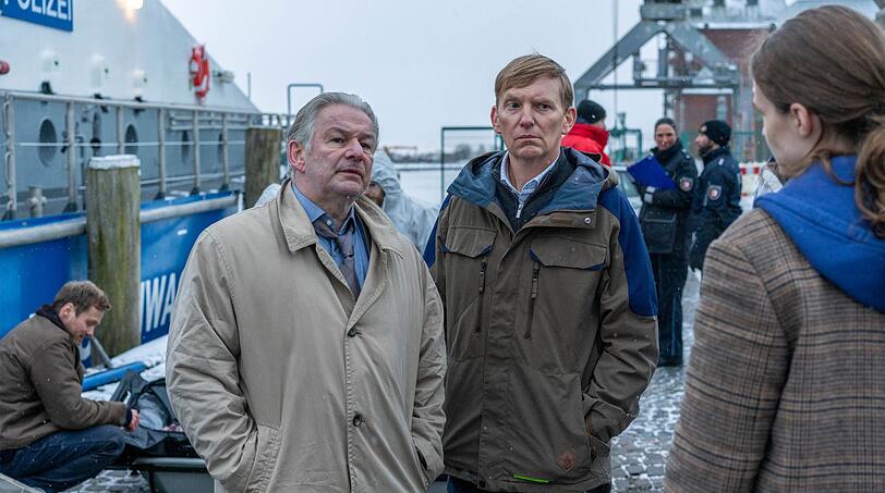 Bergmann (Max Herbrechter, links) und Sellien (Christoph Glaubacker) halten wenig von der Theorie ihrer Kollegin Ria Larsen (Marlene Tanczik). Bergmann (Max Herbrechter, links) und Sellien (Christoph Glaubacker) halten wenig von der Theorie ihrer Kollegin Ria Larsen (Marlene Tanczik).