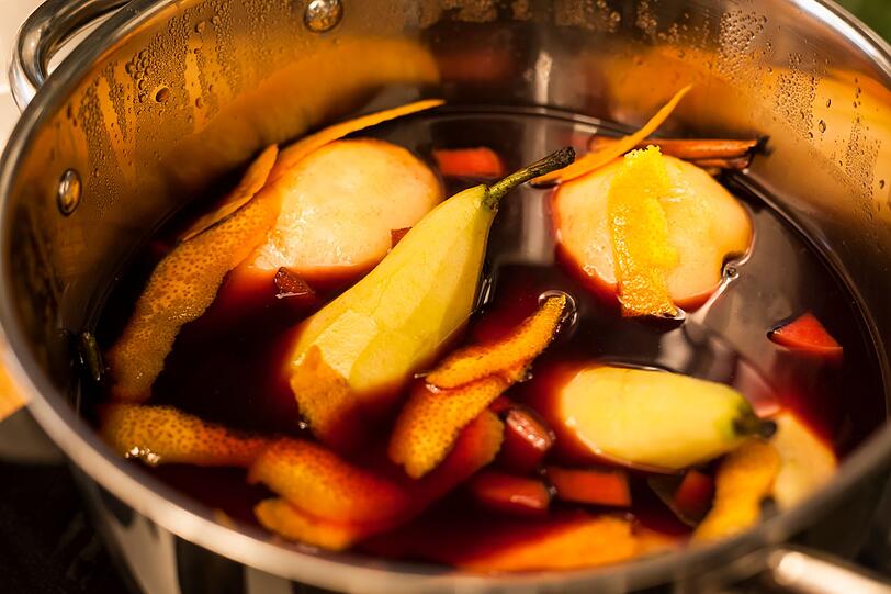 Für eine Party im Freien eignet sich perfekt ein warmer Punsch. Erhitzen Sie für knapp acht Minuten 500 ml Rotwein, 500 ml Cranberrysaft, 80 ml Orangenlikör, Orangenzesten, einen EL Zimt sowie drei geschälte Birnen. Lassen Sie das Ganze auf niedriger Stufe und abgedeckt etwa 30 Minuten ziehen und halten es warm, bis Sie es Ihren Gästen in Tassen anbieten. Für eine Party im Freien eignet sich perfekt ein warmer Punsch. Erhitzen Sie für knapp acht Minuten 500 ml Rotwein, 500 ml Cranberrysaft, 80 ml Orangenlikör, Orangenzesten, einen EL Zimt sowie drei geschälte Birnen. Lassen Sie das Ganze auf niedriger Stufe und abgedeckt etwa 30 Minuten ziehen und halten es warm, bis Sie es Ihren Gästen in Tassen anbieten.