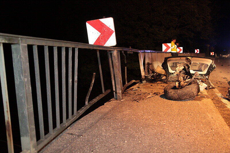 Bei einem Horror-Unfall in der Nähe von Altötting wurde dieses Auto völlig zerfetzt.