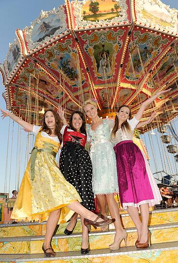 Promis auf dem Oktoberfest! Da geht dem Sportsfreund das Herzerl auf: Die Sportmoderatorinnen Britta Hofmann (Im Dirndl von Alpenprinzessin), Karolin Oltersdorf (Im Angermaier-Dirndl), Birgit Nössing (Das Dirndl) und Jessica Kastrop (Basler-Dirndl) zeigen ihre sexy Dirndl auf dem Oktoberfest. Die schönen Bilder.