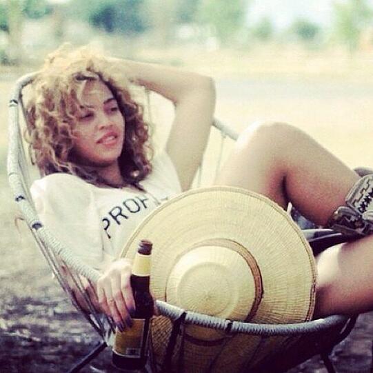 Schnappschuss aus Jugend-Zeiten: Beyonce lässig mit Strohhut und Bierflasche.