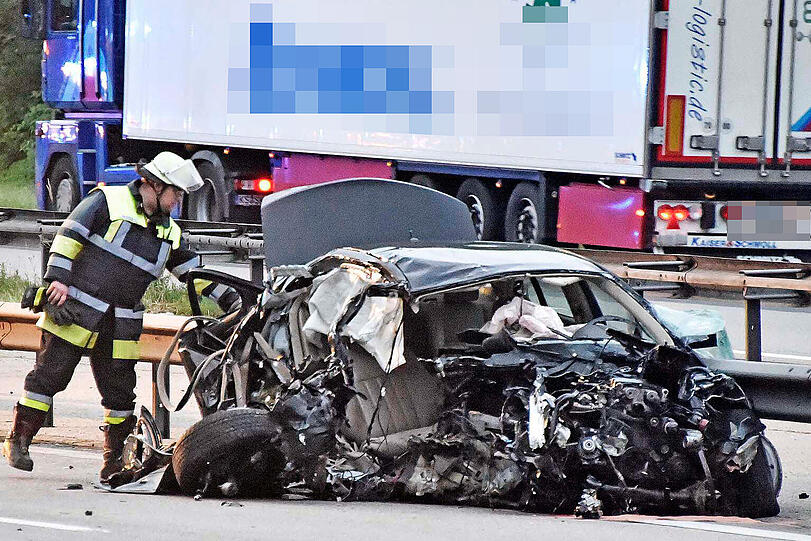 Die Bilder vom Unfall auf der A8, bei dem ein Mercedes mit einem Sattelzug kollidierte.