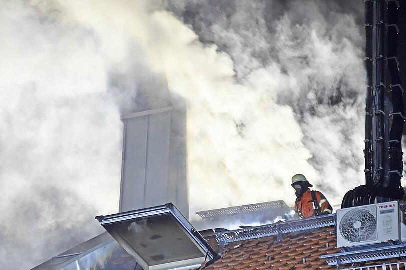 Die Einsatzkräfte mussten 40 Bewohner in Sicherheit bringen. Die Flammen hatten vom ersten Haus auf einen benachbarten Dachstuhl übergegriffen.