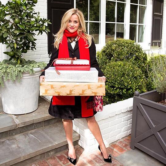 Die letzten Geschenke beisammen: Reese Witherspoon ist stolz.