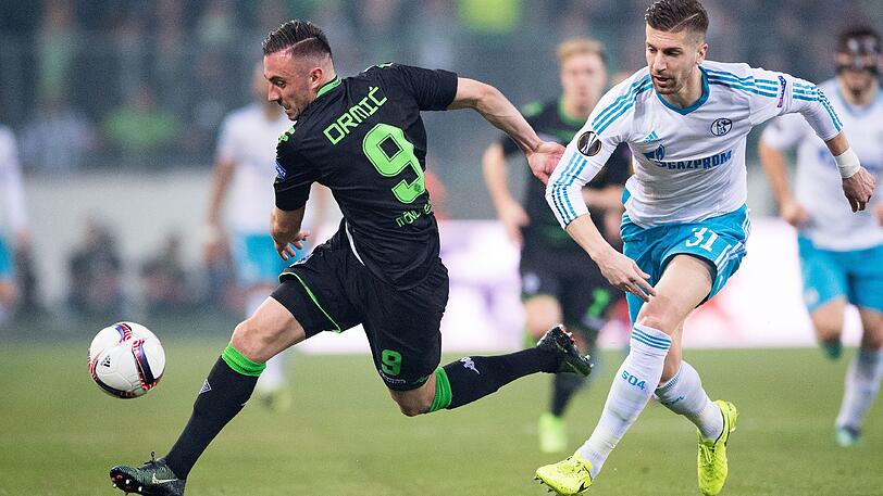 Gladbachs Josip Drmic (l) und Schalkes Matija Nastasic kämpfen um den Ball.