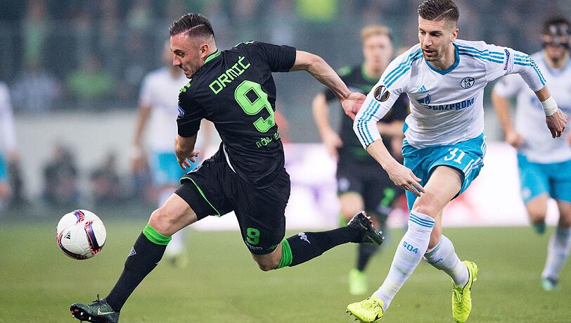 Gladbachs Josip Drmic (l) und Schalkes Matija Nastasic kämpfen um den Ball. Gladbachs Josip Drmic (l) und Schalkes Matija Nastasic kämpfen um den Ball.