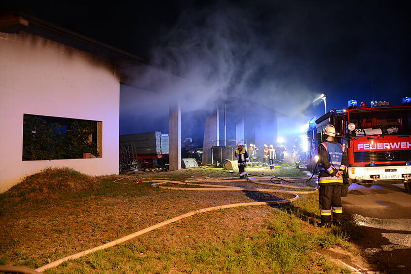 Die Maschinenhalle kam vergleichsweise unbeschadet davon - dafür zerstörte der Brand einen Traktor sowie mehrere Anhänger. Die Bilder aus Gerzen bei Landshut.