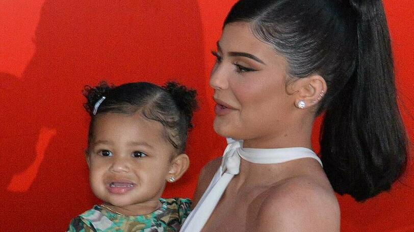 Kylie Jenner mit Töchterchen Stormi auf dem roten Teppich im August 2019.